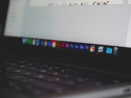 Schwarzes Acer Laptop, eingeschaltet, zeigt eine geöffnete Datei auf dem Bildschirm. Moderne Bürosituation dargestellt.