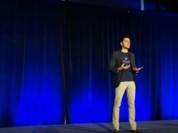 Schwarzer Herren-Blazer auf einem neutralen Hintergrund, geeignet als Symbolbild für professionelle Mode