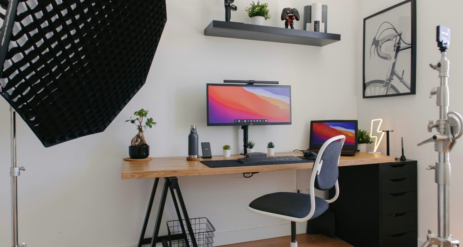 Schwarzer Flachbildfernseher eingeschaltet, montiert an einer weißen Wand, moderner Wohnraum, aktuelle Technik