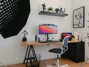 Schwarzer Flachbildfernseher eingeschaltet, montiert an einer weißen Wand, moderner Wohnraum, aktuelle Technik