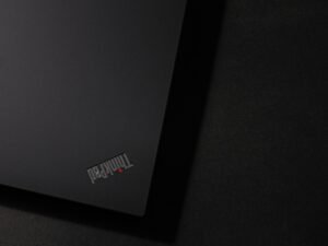 Schwarzer Flachbildfernseher eingeschaltet mit No-Signal-Anzeige, Symbol für unterbrochene digitale Verbindung