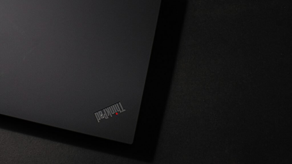 Schwarzer Flachbildfernseher eingeschaltet, zeigt auf dem Bildschirm die Meldung Kein Signal in dunkler Umgebung