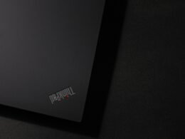 Ein eingeschalteter schwarzer Flachbildfernseher zeigt die Meldung 'Kein Signal' auf dem Bildschirm im Innenraum.