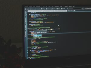 Ein schwarzer Flachbildschirm-Computer-Monitor steht auf einem Schreibtisch und eignet sich ideal für Technologie- oder Bürothemen.