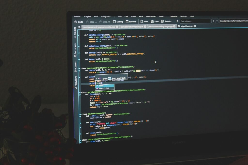 Schwarzer flacher Computer-Monitor auf hellem Hintergrund, moderne Technik für Arbeitsplatz oder Homeoffice.