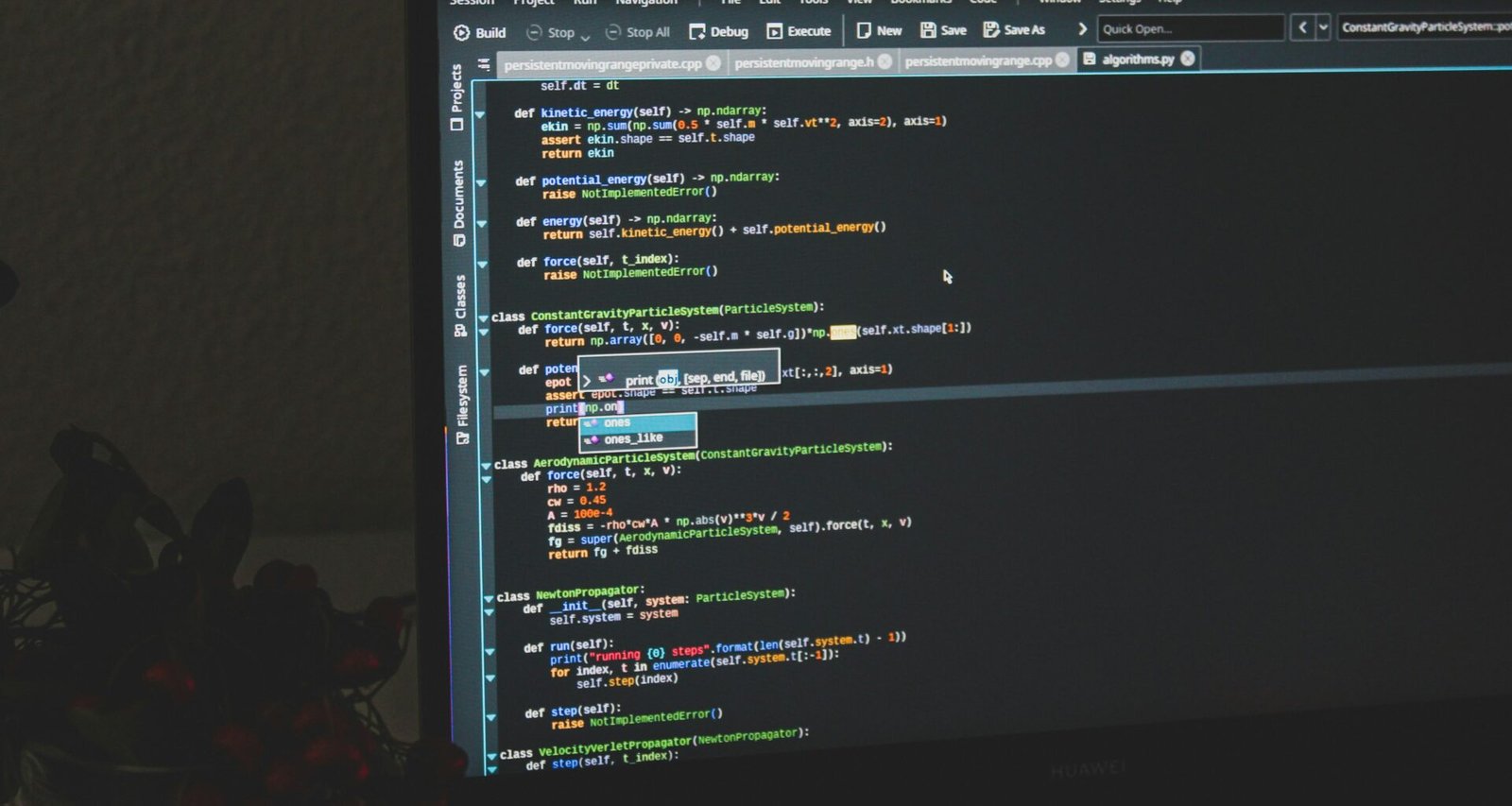 Schwarzer flacher Computer-Monitor auf hellem Hintergrund, moderne Technik für Arbeitsplatz oder Homeoffice.
