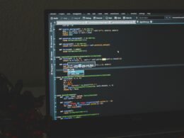 Schwarzer Flachbildschirm-Computer-Monitor auf hellem Tisch, aufgenommen als modernes Arbeitsgerät.