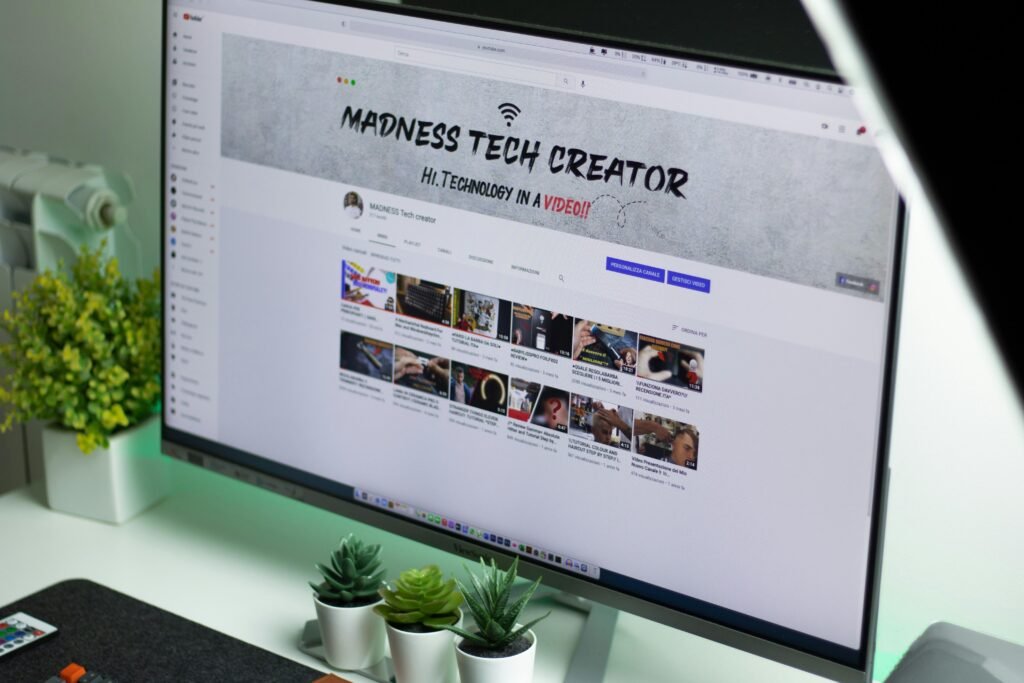 Schwarzer Flachbildschirm-Computer auf einem Schreibtisch, moderner Monitor für Büro und Homeoffice