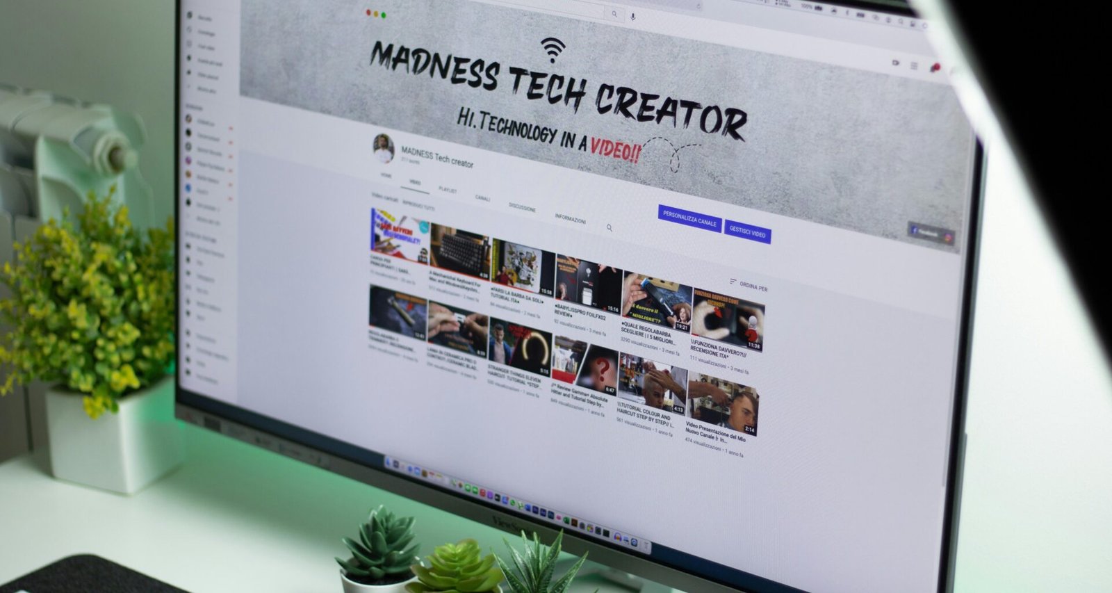 Schwarzer Flachbildschirm-Computer auf einem Schreibtisch, moderner Monitor für Büro und Homeoffice