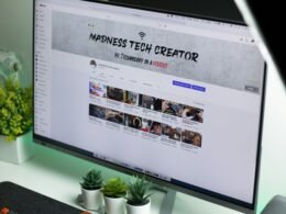 Schwarzer Flachbildschirm-Computer auf einem Schreibtisch, moderner Monitor für Büro und Homeoffice