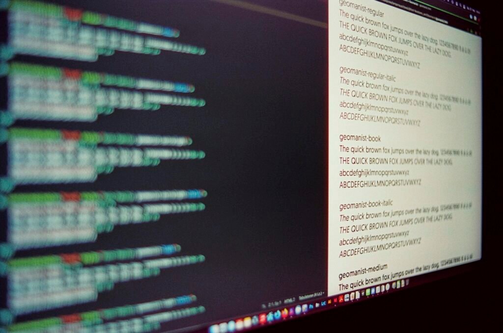 Schwarzer Flachbildschirm-Computer auf einem Schreibtisch, geeignet für professionelle Anwendungen im Büro oder Homeoffice.