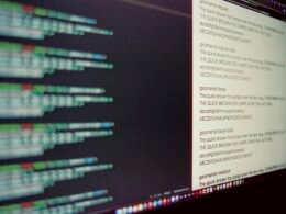 Schwarzer Flachbildschirm-Computer auf einem Schreibtisch, geeignet für professionelle Anwendungen im Büro oder Homeoffice.