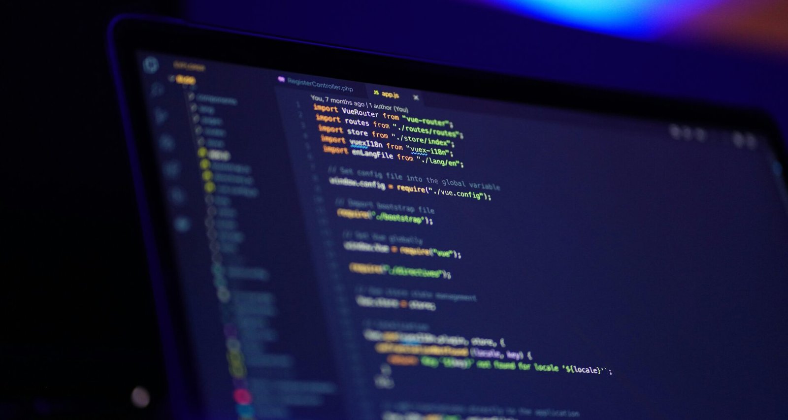 Schwarzer Flachbildschirm-Computer-Monitor auf einem Schreibtisch, ideal für Büroarbeitsplätze und Homeoffice