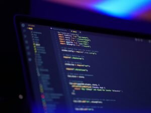 Schwarzer Flachbildschirm-Computer-Monitor auf einem Schreibtisch, ideal für Büroarbeitsplätze und Homeoffice