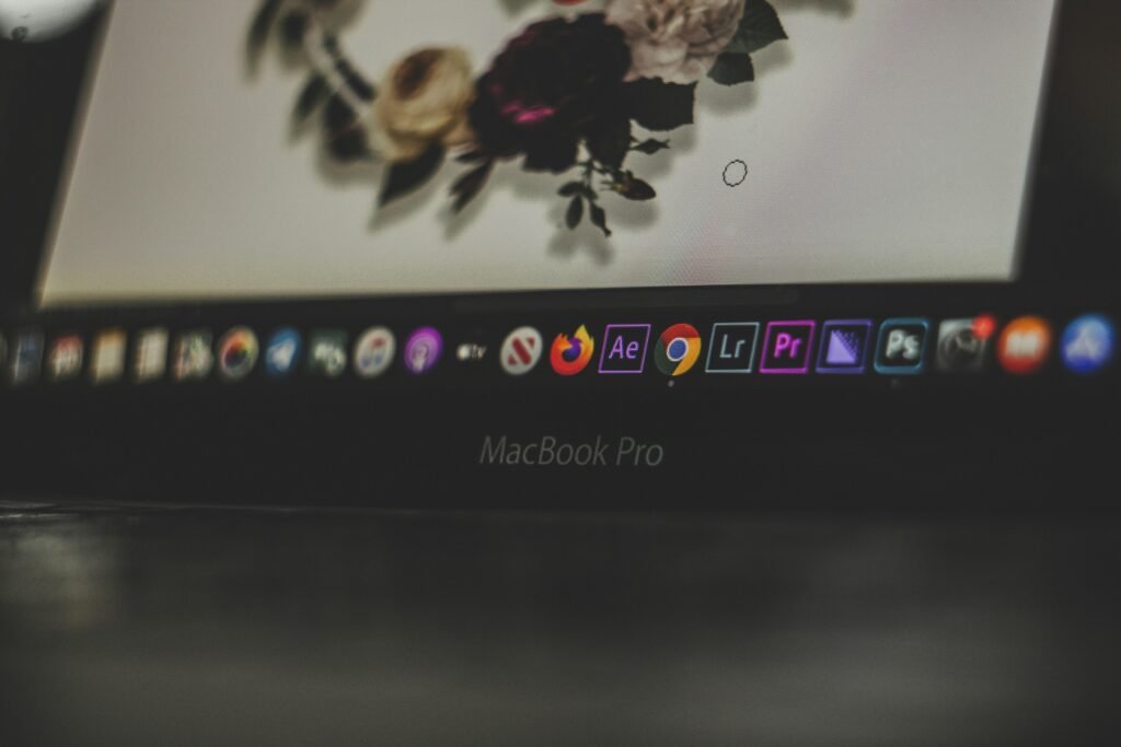 Schwarzer flacher Computer-Monitor auf Schreibtisch, geeignet für den Einsatz im Büro oder Homeoffice