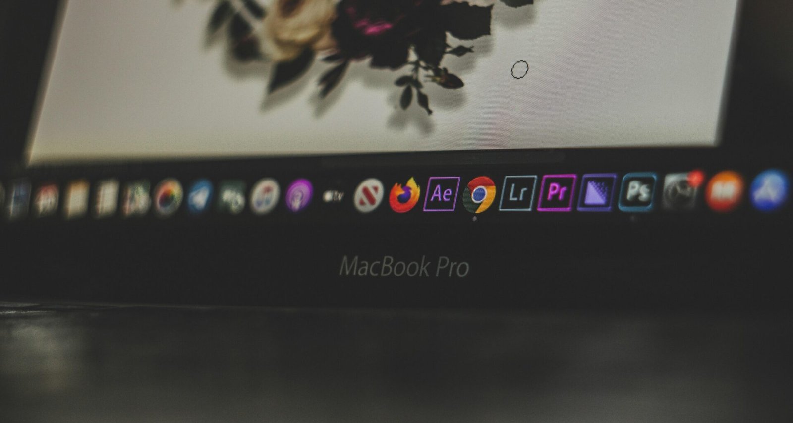 Schwarzer flacher Computer-Monitor auf Schreibtisch, geeignet für den Einsatz im Büro oder Homeoffice