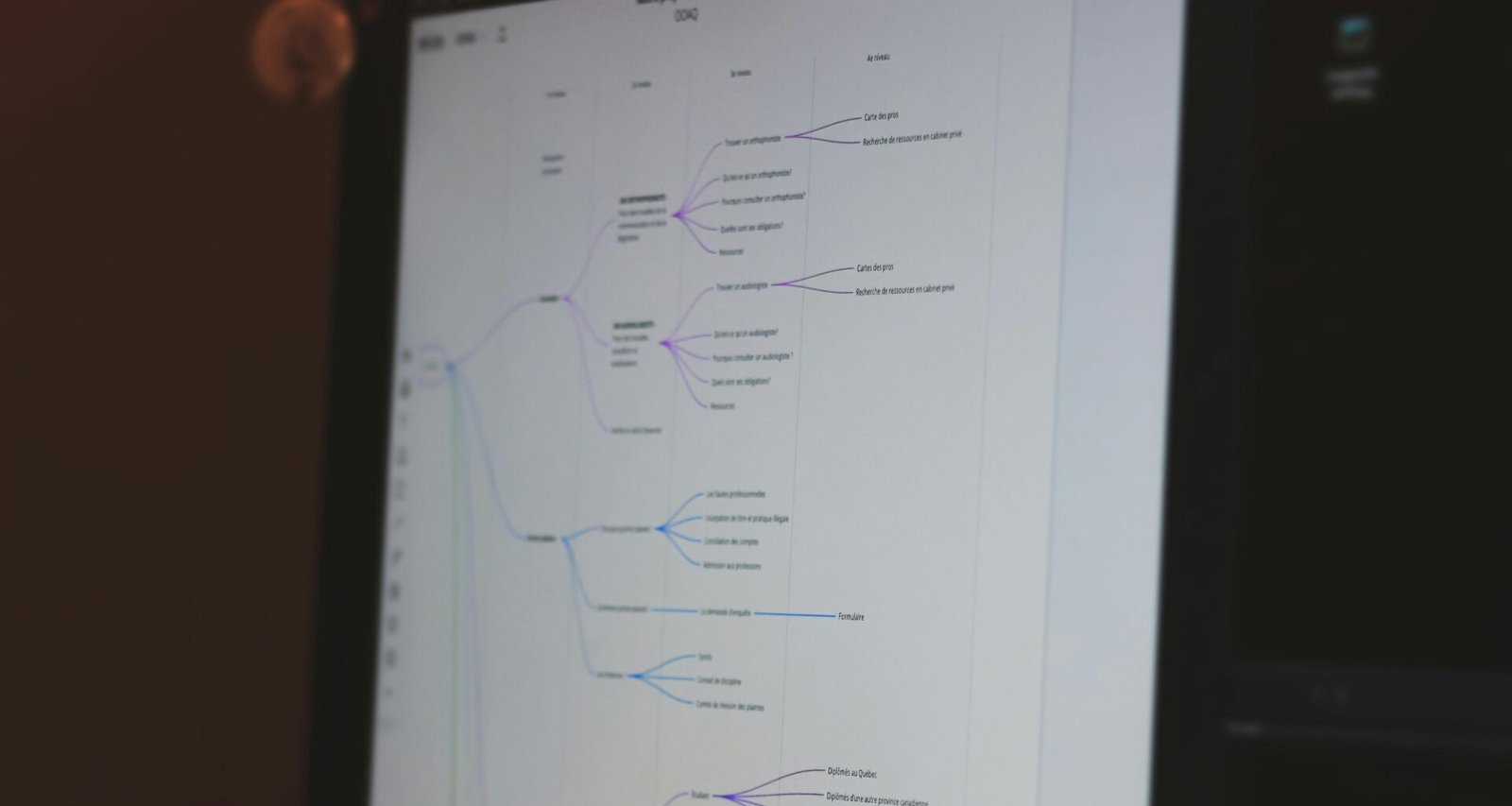Schwarzer Flachbildschirm-Computer-Monitor auf einem Schreibtisch, passend für zeitgemäße Arbeitsplätze und Homeoffices