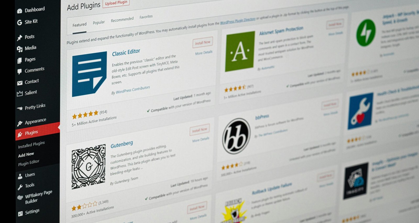 Schwarzer, moderner Flachbildschirm-Monitor auf einem Schreibtisch, ideal für technisches Arbeiten und Online-Marketing-Anwendungen