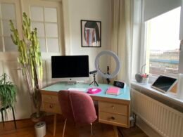 Schwarzer Flachbildschirm auf braunem Holzschreibtisch, moderner Arbeitsplatz für digitale Arbeit