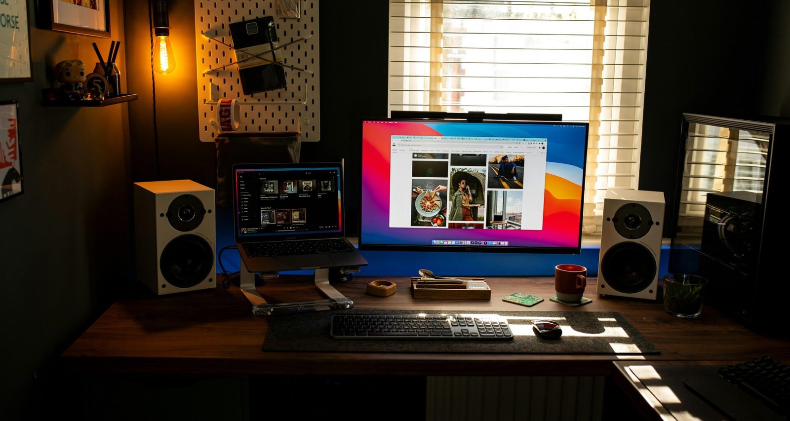 Schwarzer Flachbild-Computerbildschirm auf einem braunen Holztisch, bereit zur Nutzung im modernen Büroraum