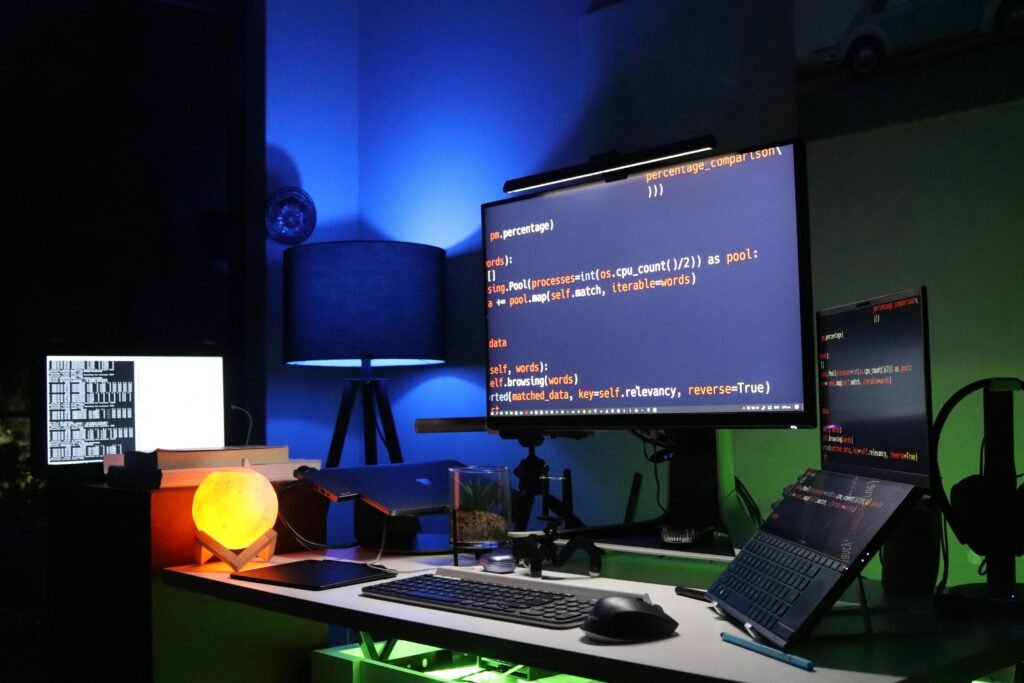 Schwarzer Flachbildschirm-Computer auf einem grünen Schreibtisch, geeignet für moderne Arbeitsumgebungen oder Technikthemen