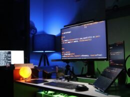 Schwarzer Flachbildschirm-Computer auf einem grünen Schreibtisch, geeignet für moderne Arbeitsumgebungen oder Technikthemen