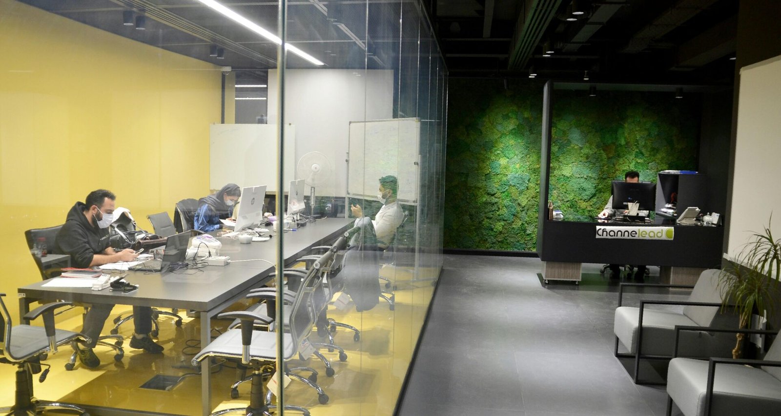 Schwarzer Flachbildschirm auf weißem Holzschreibtisch in einem modernen Büro, ideale Umgebung für produktives Arbeiten