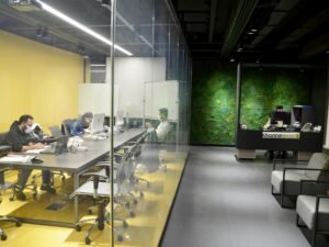 Schwarzer Flachbildschirm auf weißem Holzschreibtisch in einem modernen Büro, ideale Umgebung für produktives Arbeiten