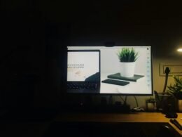 Schwarzer Flachbildschirm-Computer zeigt geöffnete Facebook-Seite in typischer Benutzeroberfläche.