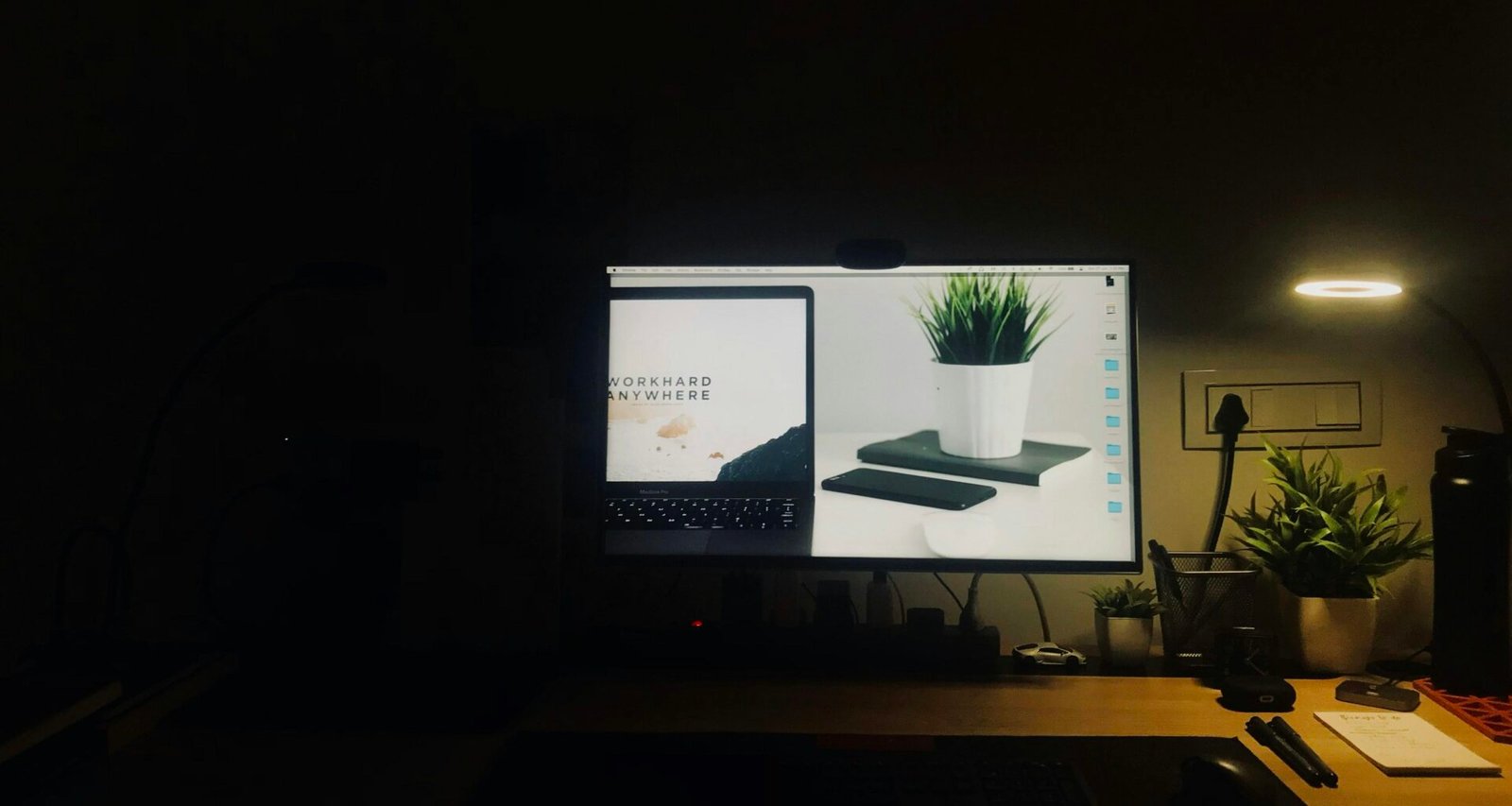Ein eingeschalteter schwarzer Flachbildschirm zeigt eine Facebook-Seite in einem modernen Arbeitsumfeld.