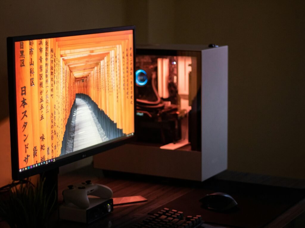 Eingeschalteter schwarzer Flachbildschirm auf Schreibtisch neben schwarzer Computertastatur, moderner Arbeitsplatz