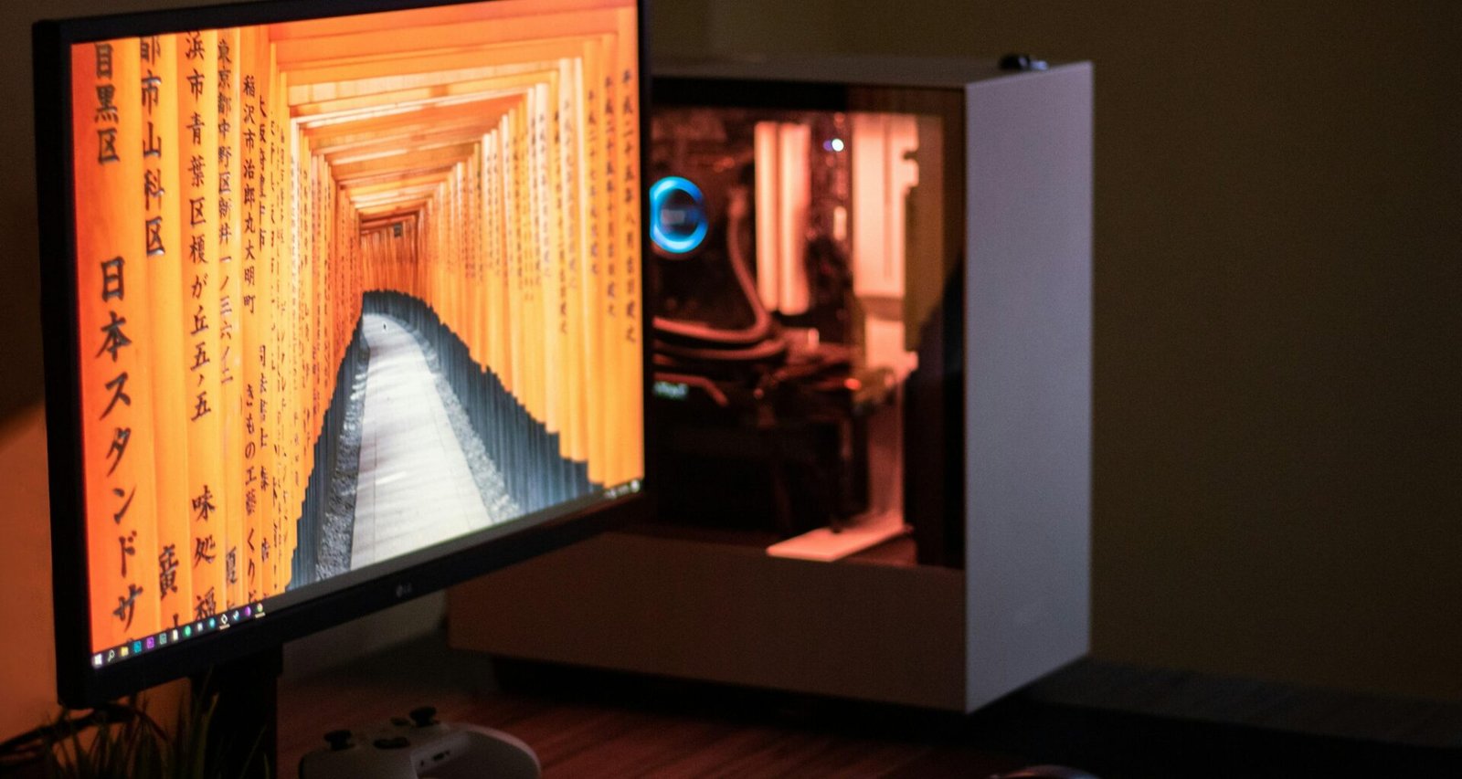 Eingeschalteter schwarzer Flachbildschirm auf Schreibtisch neben schwarzer Computertastatur, moderner Arbeitsplatz