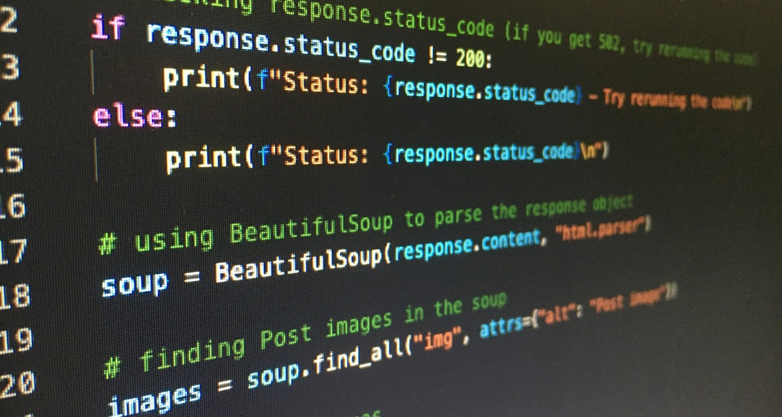 Schwarzer Flachbildschirm-Computer auf einem Tisch, moderner Monitor ohne störende Elemente im Hintergrund