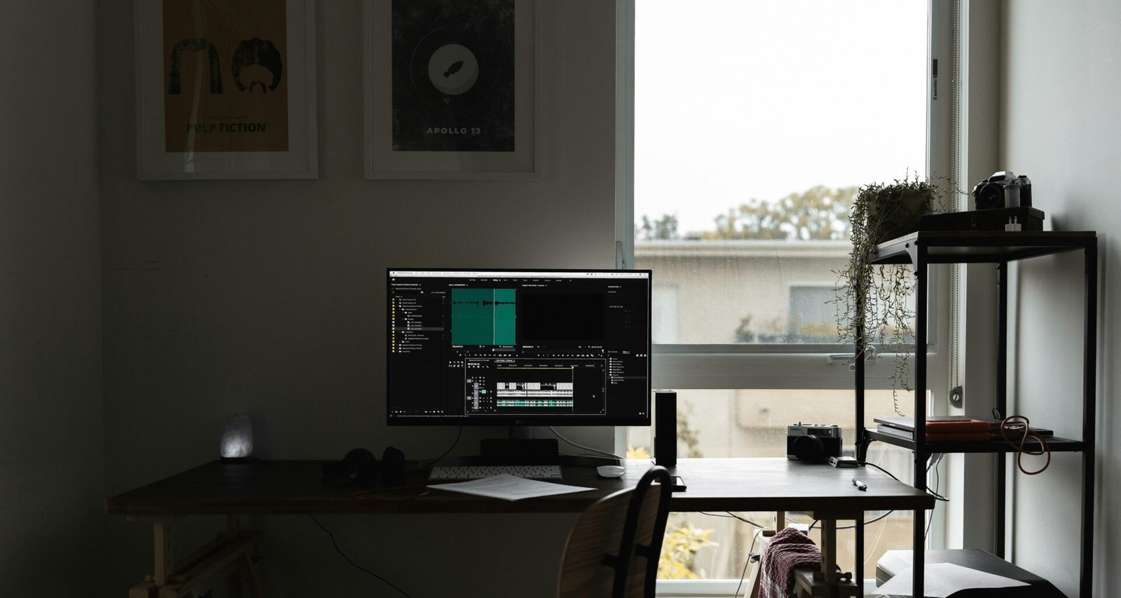 Schwarzer Flachbildschirm mit eingeschaltetem Bildschirm, steht auf einem Schreibtisch, ideal für moderne Arbeitsplatzgestaltung