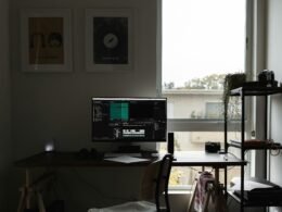 Schwarzer Flachbildschirm mit eingeschaltetem Bildschirm, steht auf einem Schreibtisch, ideal für moderne Arbeitsplatzgestaltung