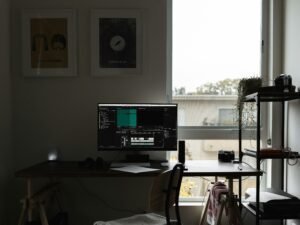 Schwarzer Flachbildschirm mit eingeschaltetem Bildschirm, steht auf einem Schreibtisch, ideal für moderne Arbeitsplatzgestaltung