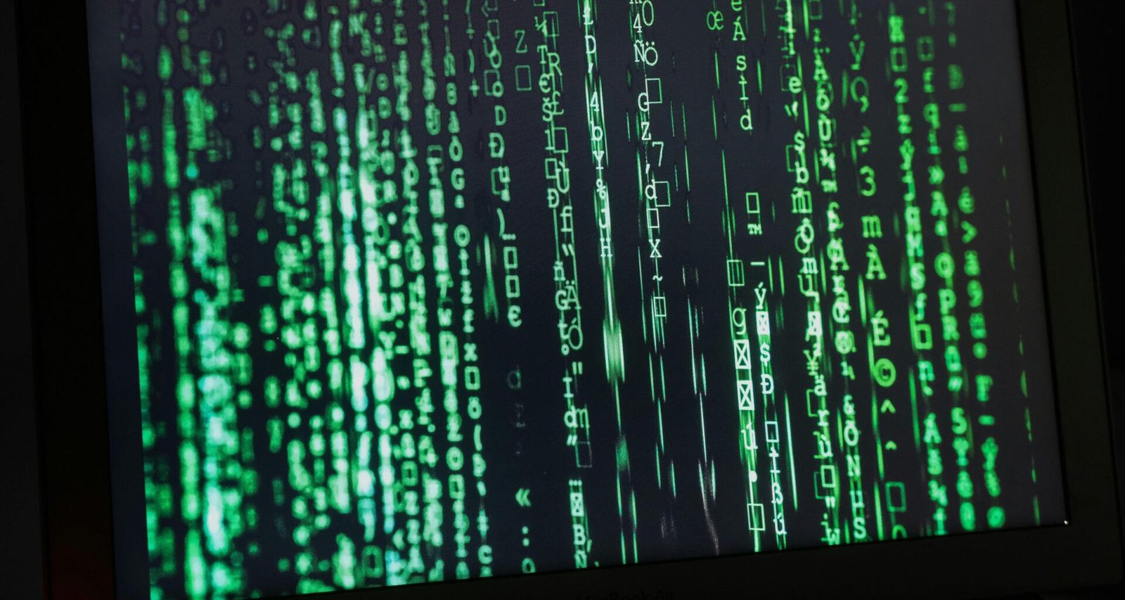 Schwarzer Flachbildschirm-Computer-Monitor auf einem Tisch, geeignet für moderne Arbeitsumgebungen und Homeoffice