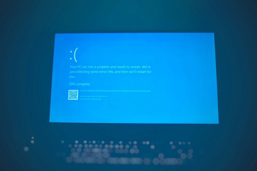 Schwarzer Flachbildschirm-Computer-Monitor auf einem Schreibtisch, geeignet für Arbeitsumgebungen und Homeoffice