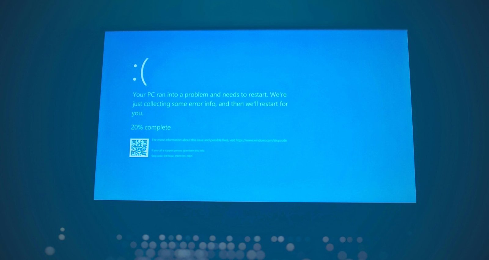 Schwarzer Flachbildschirm-Computer-Monitor auf einem Schreibtisch, geeignet für Technik und Büroanwendungen