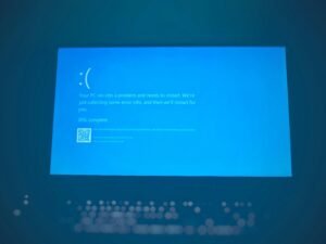 Schwarzer Flachbildschirm-Computer-Monitor auf einem Schreibtisch, ideal für den Einsatz im Büro oder im Home-Office.