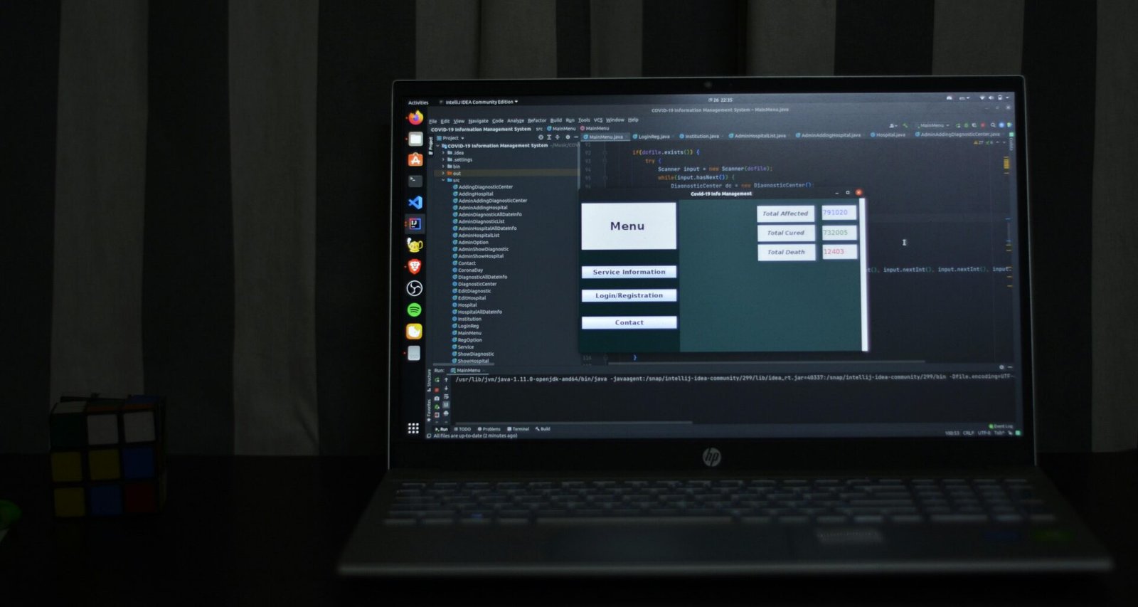 Ein schwarzer HP Laptop-Computer ist eingeschaltet und zeigt den Desktop auf dem Bildschirm in einer modernen Umgebung.