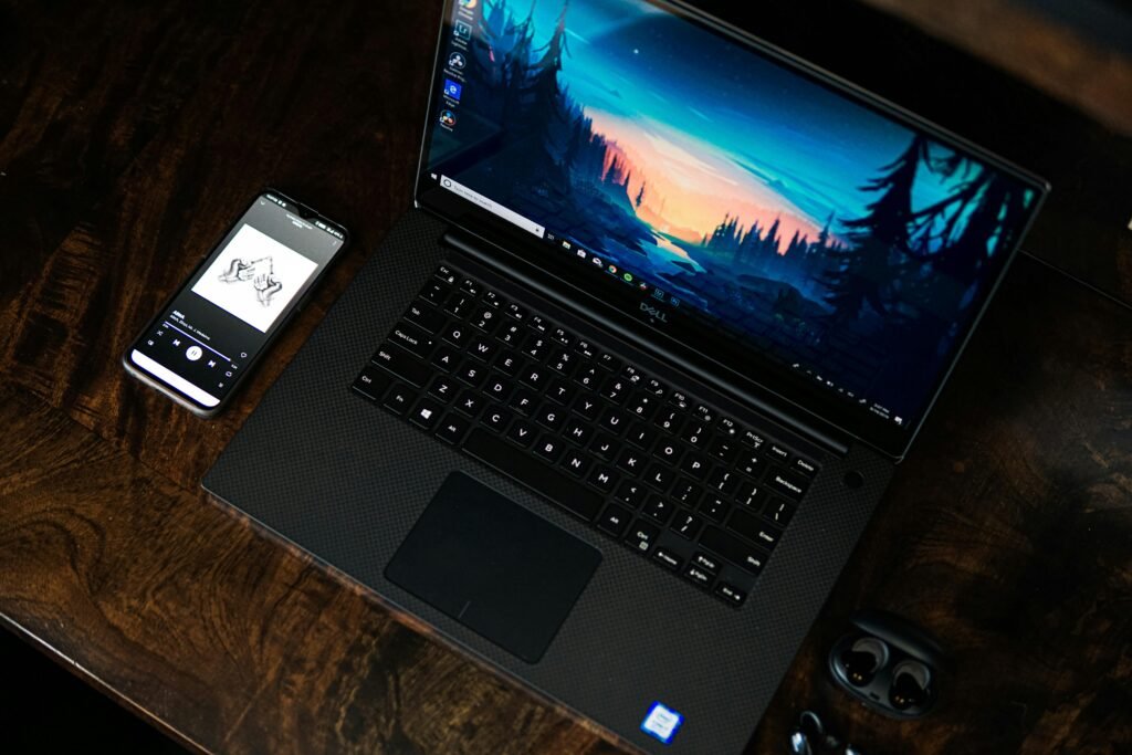 Schwarzer Laptop auf einem Schreibtisch, bereit für die Arbeit mit digitalen Tools in einem modernen Arbeitsumfeld.