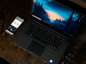 Schwarzer Laptop-Computer auf einem hellen Schreibtisch mit dezentem Hintergrund, geeignet für Office- oder Technik-Themen