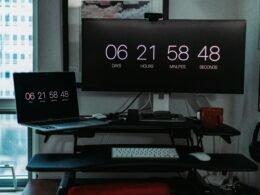 Schwarzes Laptop steht geöffnet auf einem Tisch, bereit für den Einsatz im Büro oder Homeoffice