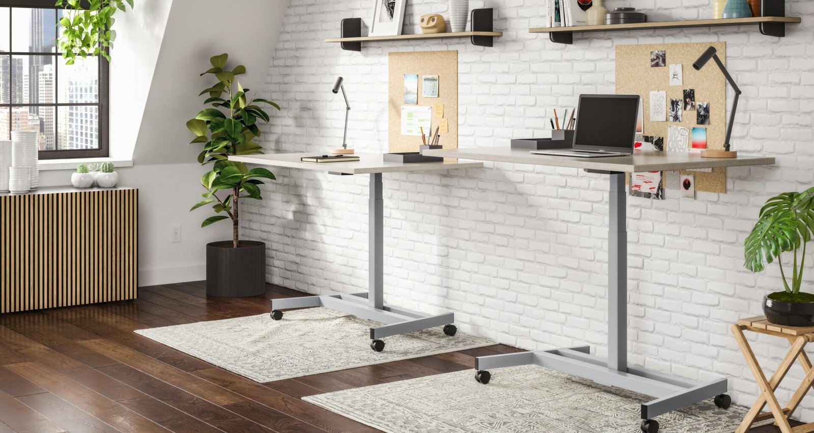 Schwarzer Laptop-Computer auf einem Tisch in einem modernen Arbeitsumfeld, Fokus auf Technik und Digitalisierung