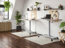 Schwarzer Laptop-Computer auf einem Tisch in einem modernen Arbeitsumfeld, Fokus auf Technik und Digitalisierung