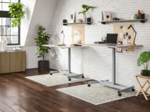 Schwarzer Laptop-Computer auf einem Tisch in einem modernen Arbeitsumfeld, Fokus auf Technik und Digitalisierung