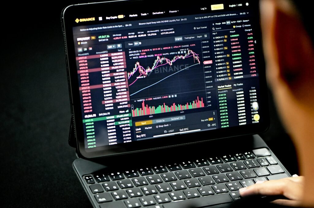 Ein schwarzer Laptop mit eingeschaltetem Bildschirm zeigt eine Gaming-Anwendung in dunkler Umgebung.
