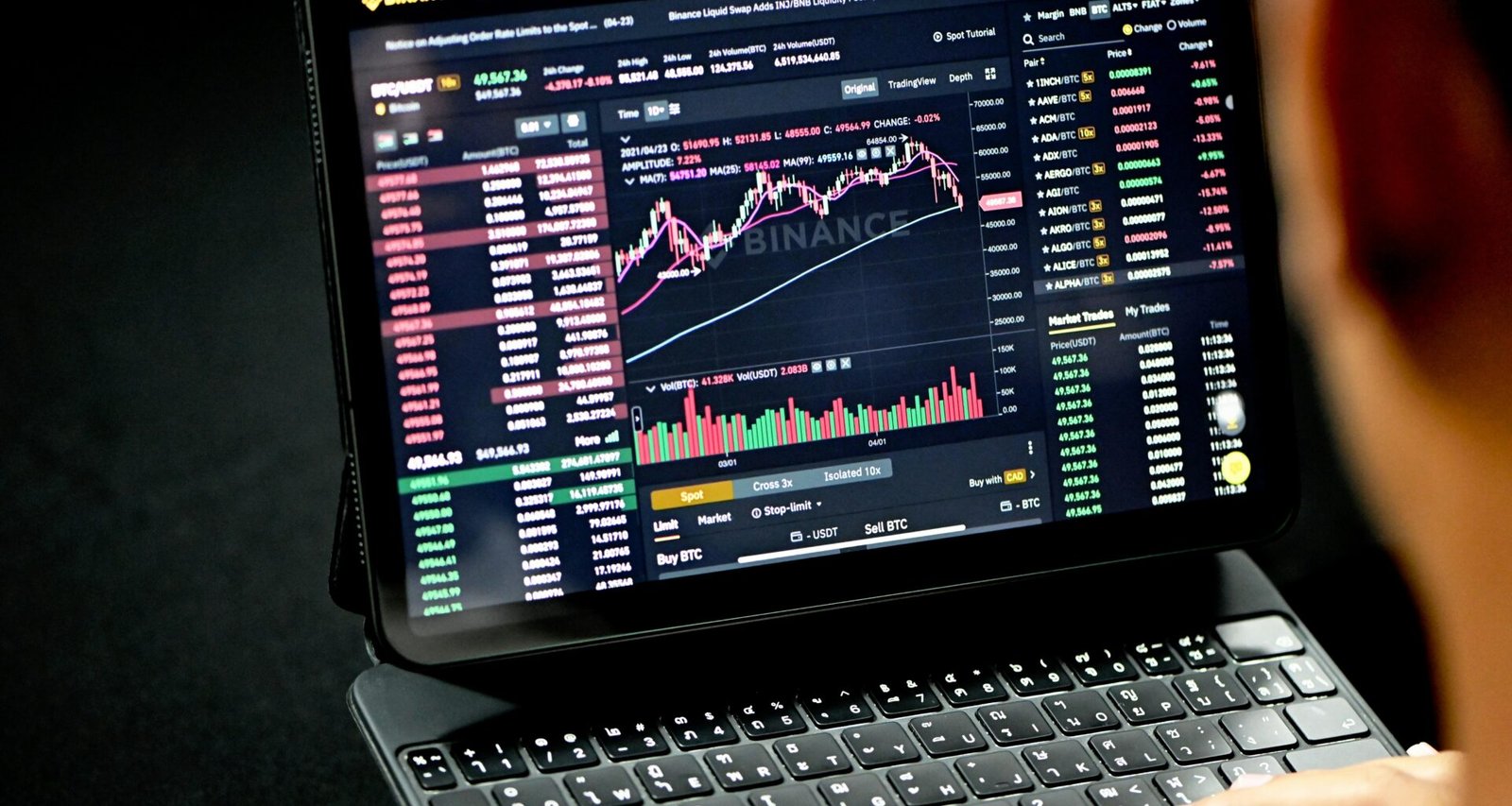 Ein schwarzer Laptop mit eingeschaltetem Bildschirm zeigt eine Gaming-Anwendung in dunkler Umgebung.