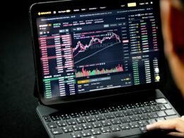 Ein schwarzer Laptop mit eingeschaltetem Bildschirm zeigt eine Gaming-Anwendung in dunkler Umgebung.